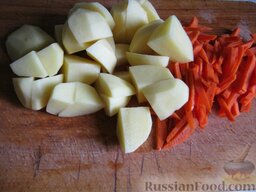 Суп с грибами и семгой: Картофель и морковь очистить, помыть и порезать, положить в бульон, варить до готовности. Минут 20-30.