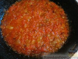 Суп с грибами и семгой: Отдельно поджарить в масле порезанный соломкой лук, залить его протертыми помидорами, посолить, тушить 4-5 минут.