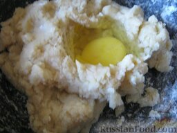 Тесто заварное: Когда смесь остынeт - добавить яйца по одному.