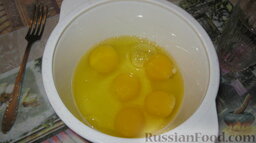 Пирог "Сладкий шалун": В миску с сахаром разбиваем 5 яиц.