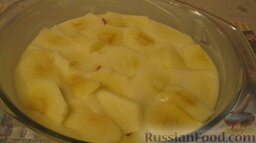 Пирог "Сладкий шалун": Сверху выкладываем кусочки яблока (орехи, цукаты, изюм).