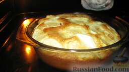 Пирог "Сладкий шалун": Духовку предварительно нагреть до 180 градусов. Выпекать пирог с яблоками примерно 50 минут.