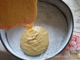 Банановый пирог постный: Смазать форму растительным маслом и присыпать мукой. Вылить тесто в форму.