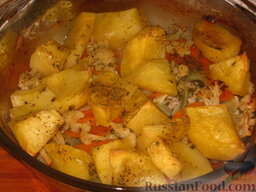 Толстолобик, запеченный с овощами: Извлечь форму из духовки. Готового толстолобика, запеченного с овощами, сразу же подавать.