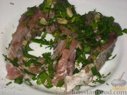 Толстолобик, запеченный с овощами: Рыбу со всех сторон натереть зеленью со специями. Оставить мариновать на час.