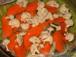Толстолобик, запеченный с овощами: Цветную капусту вымыть, разобрать на соцветия, разложить по моркови.