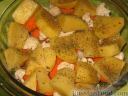 Толстолобик, запеченный с овощами: Полить картофель растительным маслом, посыпать солью и специями.