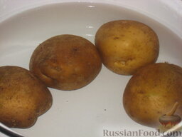 Салат "Ореховый": Картофель сварить в мундире.