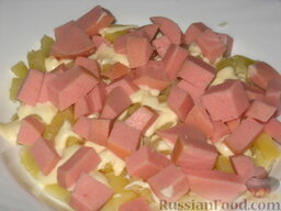 Салат "Ореховый": Колбасу очистить от оболочки, нарезать кубиками.