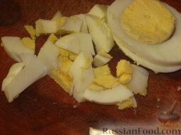 Салат "Ореховый": Яйца отварить вкрутую, охладить, очистить, порубить.