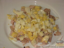 Салат ананасовый с сыром: Уложить яйца поверх курицы.