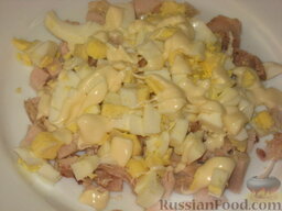 Салат ананасовый с сыром: Полить яичный слой майонезом.