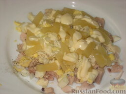 Салат ананасовый с сыром: Ананасы порезать кусочками, выложить верхним слоем.