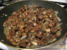 Куриный жульен с грибами: Нагреть сковороду, налить 30 г растительного масла. Обжарить лук и грибы, помешивая, 10-15 минут.