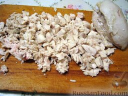 Куриный жульен с грибами: Куриное филе остудить, мелко нарезать.  Теперь включить духовку, пусть нагреется до 180 градусов.