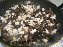 Куриный жульен с грибами: В сковороду к грибам добавить нарезанное филе.