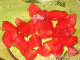 Салат по-японски: Нарезать помидор кубиками.