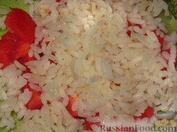Салат по-японски: Добавить рис к помидорам.
