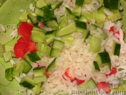 Салат по-японски: Огурец нарезать кубиками. Добавить в салат.