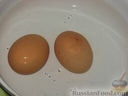 Салат по-японски: Яйца отварить вкрутую.