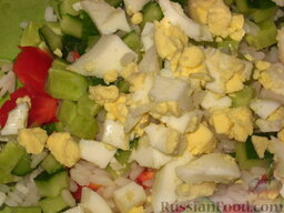 Салат по-японски: Охладить яйца в холодной воде, очистить, порубить.