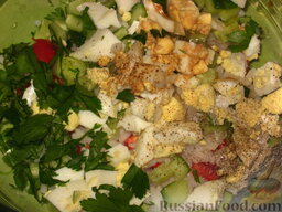 Салат по-японски: Заправить салат с рисом и овощами соевым соусом, лимонным соком. Добавить рубленую зелень, соль и перец по вкусу.