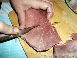 Шницель из свинины – это незабываемо!: Вначале займемся мясом. Наша цель – нарезать его тонкими прямоугольными или квадратными пластами. Сначала нарежем на куски необходимого размера.