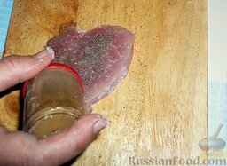 Шницель из свинины – это незабываемо!: Каждый нарезанный листочек мяса следует отбить. Перед этим обе стороны посолим и поперчим по вкусу.