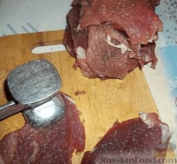 Шницель из свинины – это незабываемо!: И отбиваем с обеих сторон.    С мясом пока все. Самое время заняться «макушкой» – это вкуснятина, так называемый, льезон, куда мы будем опускать (обмакивать) мясо перед отправкой на сковородку.
