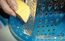 Шницель из свинины – это незабываемо!: Для этого натираем сыр на мелкой терке.