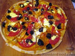 Пицца постная овощная: Поставить форму с пиццей на среднюю полку и печь до готовности 10-15 минут. Подавать горячей.   Приятного аппетита.
