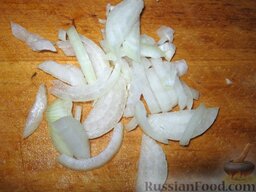 Салат куриный с грибами: Как приготовить салат из куриного филе с грибами:    Лук почистить, помыть и нарезать.