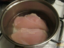 Салат куриный с грибами: Куриное филе отварить до готовности в подсоленной воде. Охладить.