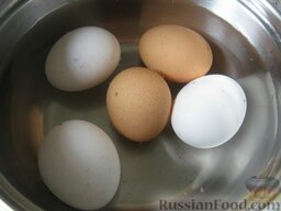 Салат куриный с грибами: Яйца отварить вкрутую.