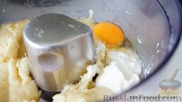 Вареники с картошкой и шампиньонами: Переложить тесто в миску комбайна (или просто в миску) и дать немного остыть - настолько, чтобы яйцо не свернулось.  Затем вбить яйцо, добавить йогурт.