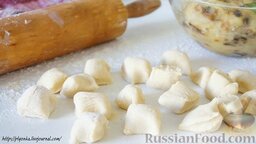 Вареники с картошкой и шампиньонами: Затем разделить тесто на небольшие кусочки, около 20 г каждый.