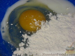 Курица в клетке: Из яйца, муки и молока сделать кляр консистенцией сметаны.