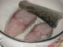 Рыба отварная с лимонным соусом и картофелем на гарнир: Как приготовить рыбу отварную под соусом:    Рыбу нарезать на порционные куски, вымыть, опустить в кипяток. Воды должно быть столько, чтоб она лишь покрывала рыбу.