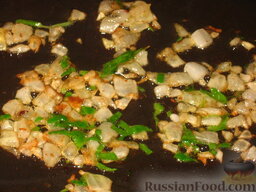 Рыба отварная с лимонным соусом и картофелем на гарнир: Обжарить на сковороде на сливочном масле лук до золотистого цвета. Добавить измельченную зелень.