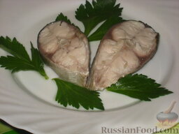 Рыба отварная с лимонным соусом и картофелем на гарнир: Готовую рыбу переложить на тарелку перед самой подачей, чтоб она не подсохла. До того хранить в бульоне. Рыба отварная готова. В случае не строгой диеты, полить соусом. На гарнир подать отваренный с рыбой картофель.
