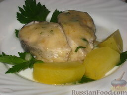 Рыба отварная с лимонным соусом и картофелем на гарнир: Готовая рыба под соусом. Приятного аппетита!