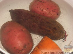 Салат "Перуанский": Картофель, морковь и свеклу опустить в кипящую подсоленную воду и варить до готовности. Картофель - 20-40 минут, в зависимости от размера. После 20 минут проверяйте вилкой готовность. Морковь - 20-25 минут. Чистить морковь лучше после варки, полезнее. Свеклу - 30-60 минут. Поэтому выбирайте некрупные корнеплоды. Овощи остудить, очистить.