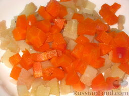Салат "Перуанский": Кубиками нарезать варенную морковь.