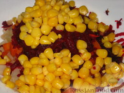 Салат "Перуанский": Открыть баночку кукурузы, слить жидкость, добавить зерна в салат.