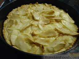 Самый вкусный яблочный пирог: Вынимаем готовый пирог из духовки.