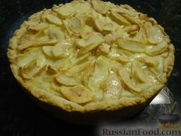 Самый вкусный яблочный пирог: Посыпаем яблочный пирог корицей и сахарной пудрой.