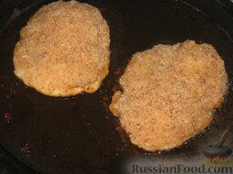 Зразы "Курочка Ряба": Разогрейте растительное масло на сковороде. Опустите в него зразы.