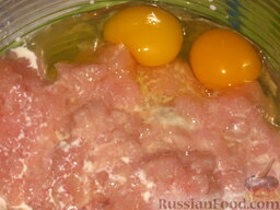 Зразы "Курочка Ряба": По одному вбейте яйца. Вмесите их в фарш.