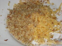 Зразы "Курочка Ряба": Приготовьте начинку для зраз: измельчите орехи, соедините их с натертым на крупной терке сыром.