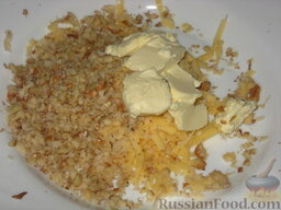 Зразы "Курочка Ряба": Добавьте к орехам и сыру мягкое сливочное масло.